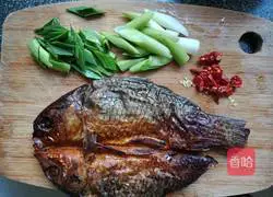 Illustration of how to make spicy stir-fried white radish and smoked dried fish 2