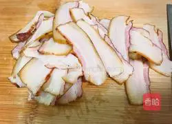 Sichuan - Illustration of how to stir-fry bacon with garlic moss 5