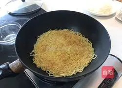 Fried pork ribs with soy sauce Illustration of how to make noodles 4