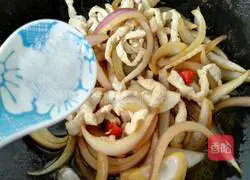 Illustration of how to stir-fry shredded pork with green peppers and onions 6