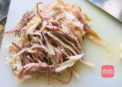Illustration of how to make shredded squid with pickled pepper 3