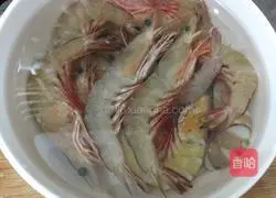 Illustration of how to make braised shrimps with abalone sauce 1