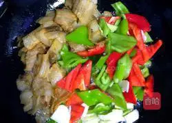 Illustration of how to make red pepper and green twice-cooked pork 9