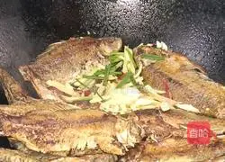 Illustration of how to make spicy crucian carp 6