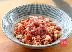 Illustration of how to make fried meat with garlic moss 3