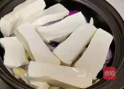 Illustration of how to make baked grass carp in casserole 5