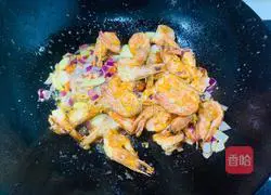 Illustration of how to make salt and pepper shrimp 10