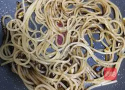 Illustration of how to make black pepper steak pasta 6