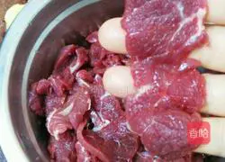 Illustration of how to make pickled pepper beef 3