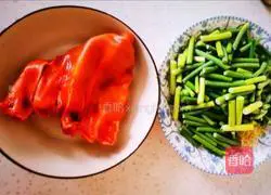 Illustration of how to stir-fry five-spice pig ears with garlic moss 1