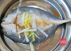 Illustration of how to cook yellow croaker in pot 3