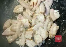 Illustration of how to make fried rice intestines 3