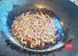 Illustration of how to make shredded beef with pickled pepper 4