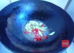 Illustration of how to make fried shrimps with fresh walnuts 4