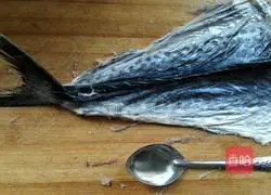 Illustration of how to make Weihai big stuffed mackerel dumplings 2