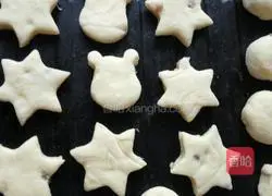 Illustration of how to make raisin scones 12