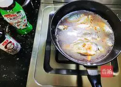 Illustration of how to make crucian carp vermicelli pot 7