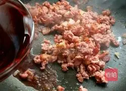 Illustration of how to make pasta (long noodles with red wine meat sauce) 7