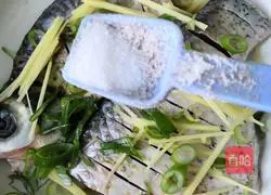 Illustration of how to make steamed Wuchang fish 7