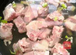 Illustration of how to make pork ribs and stewed potatoes 6