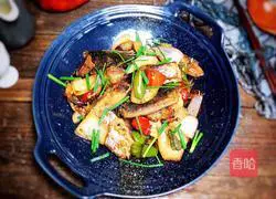 Illustration of how to cook cured fish in dry pot 15