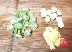 Illustration of how to make braised meat with dried beans 3