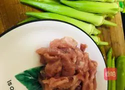 Illustration of how to make fried shredded pork with okra 1