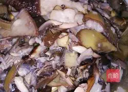 Illustration of how to cook banana flowers with Dongpo meat 5