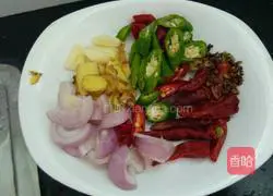 Illustration of how to stir-fry spicy bullfrog 2