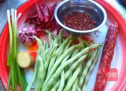 Illustration of how to make sausage and stir-fried green beans 1