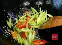 Illustration of how to make celery, cashew and shrimp 8