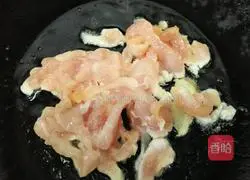 Illustration of how to stir-fry shredded pork with green peppers and onions 2