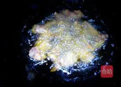 Illustration of how to make fried crispy pork 11