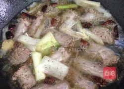 Illustration of how to make spicy beer duck neck 4