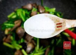 Illustration of how to stir-fry bacon with garlic sprouts 11