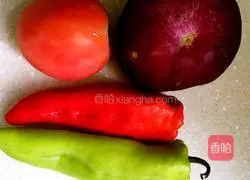 Illustration of how to stir-fry eggplant shreds with green and red peppers 1
