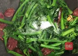 Illustration of how to stir-fry kale sprouts with sausage 6