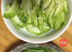 Illustration of how to make stir-fried bitter melon 1
