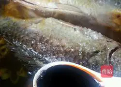 Homemade Illustration of braised small crucian carp 7