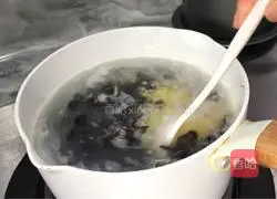 Illustration of how to make shrimp, fungus and millet porridge 4