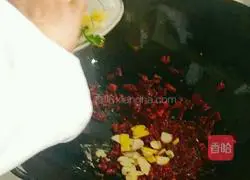 Illustration of how to make spicy crab with twist 6