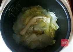 Illustration of how to make pickled pepper, chicken feet and cabbage stewed 5