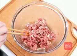 Illustration of how to make curry beef burgers with cabbage salad 1