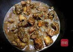 Illustration of how to cook pork ribs with small potatoes 6