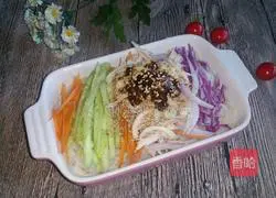 Illustration of how to make spicy chicken shredded cold noodles 7