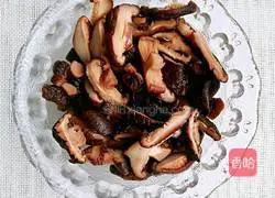 Illustration of how to make braised rice with cured mushrooms and mushrooms 2