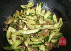 Illustration of how to make stir-fried beef with cucumber 13