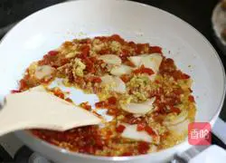 Hunan style small yellow croaker recipe illustration 5