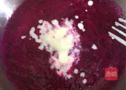 Illustration of how to make dragon fruit yogurt mousse cake 6