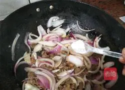 Illustration of how to make fried beef with onions 13
